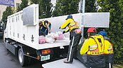 苗栗縣府垃圾積2天　環局長出動清運