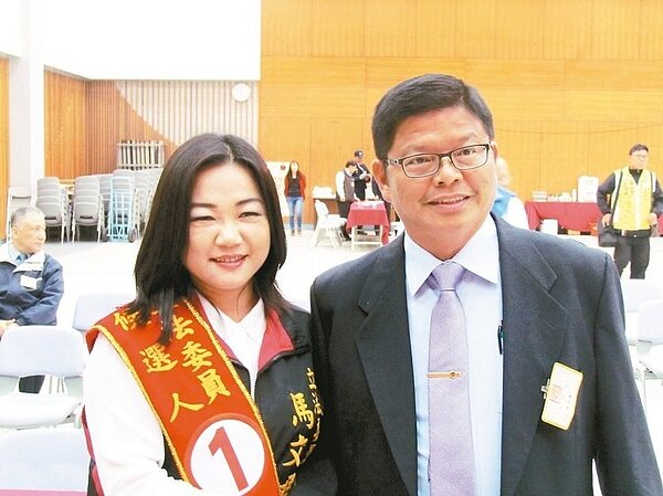南投縣第一選區立委公辦政見會，候選人張國鑫（右）和馬文君（左）兩人先禮後兵。 記者張家樂／攝影