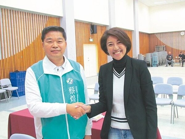 南投縣立委選舉第二選區候選人許淑華（右）和蔡煌瑯（左）昨晚在政見會中對決。 記者張家樂／攝影