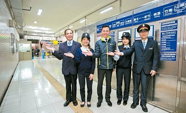 台鐵新竹站打通地下道通月台的閘門，旅客可從地下道買票上月台搭車，非常方便。 記者李青霖／攝影