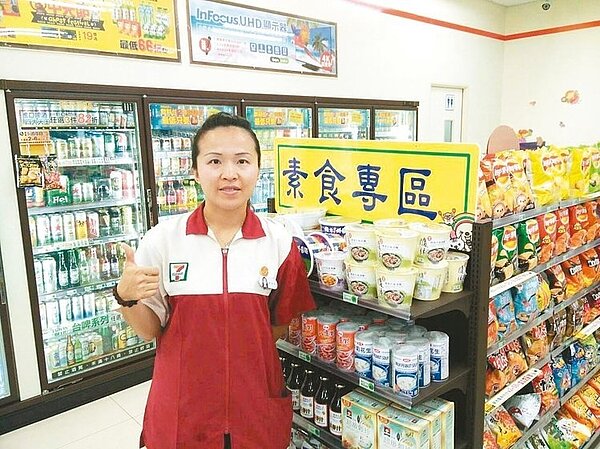 店長周秋碧持別規畫素食專區,滿足特定需求。( 圖/統一超商提供)