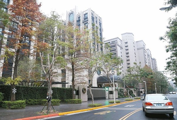 豪宅行情波動，新豪宅具有抗跌保值特性，中古豪宅得視地段與樓層條件而定。圖為台北市信義區豪宅。( 記者林俊良／攝影)