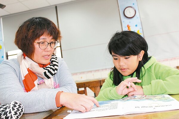 復興區百吉國小泰雅族語老師素伊多夕(見圖)投身泰雅族語教育多年,只要經過她的訓練,學子參與族語比賽,都能從縣賽脫穎而出進入全國賽。她的使命感也讓她獲得社會教育有功團體獎與教育部社教公益獎肯定。 記者張雅婷攝影