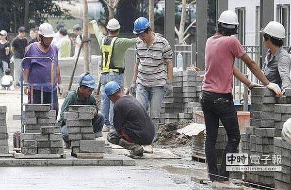 勞動部職業安全衛生署表示,今年度將針對11類行業或對象,結合730名人手發動全國性勞動檢查。(圖為勞工工作,本報系資料照)