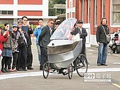 無人智慧車亮相！　可取代人工送件