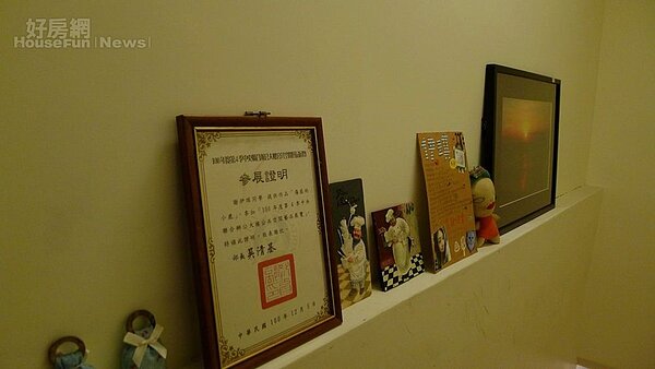 2.樓梯間放著學生寫給她的卡片。