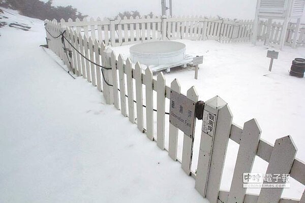 昨天水氣充足,上午11時40分玉山開始飄雪,直到晚間雪花仍斷斷續續地落下,地上積雪約2公分。(圖氣象局提供)