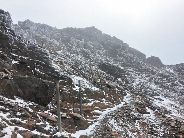 玉山昨天又降瑞雪，主峰和沿線步道明顯可見積雪。 圖／玉管處提供