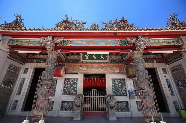 天后宮六十六年前借土地給國防部興建營舍，雙方約定「反攻大陸成功後」，國防部不需繼續使用，而軍方一年多前要拆營舍，廟方要求交屋遭拒，提告但被判敗訴。（翻攝自台東縣政府網站）