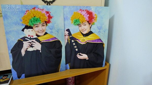 5.房間裡擺放著台藝大的碩士畢業照。