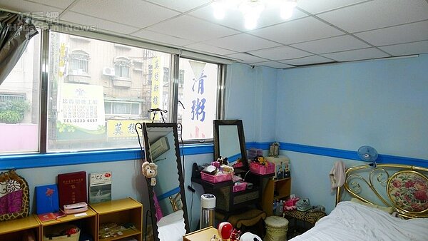 6.臥房旁有著大片窗口,外面是清粥小菜的招牌。