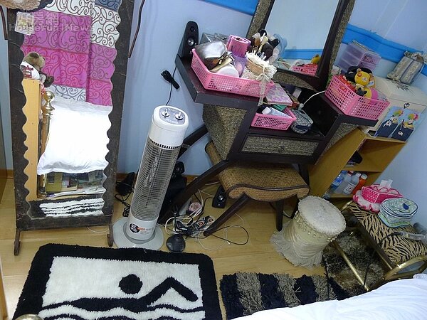 7.揮別演藝圈,簡單的化妝空間就足夠。