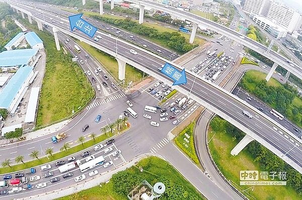 林口交流道每逢尖峰必塞車,回堵車流超過500公尺,交通單位已提出解決方案,爭取「增設迴轉道」,預估最快明年中前完工,可節省一半塞車時間。(林金池翻攝)