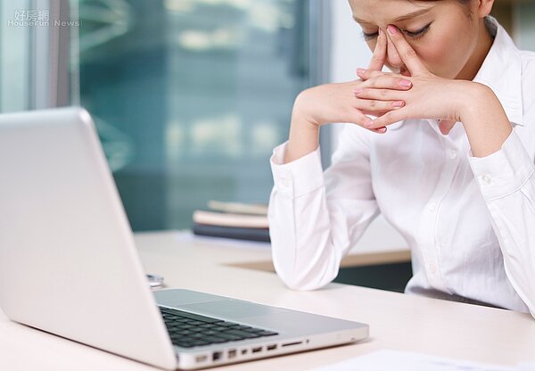 租客上網搜尋租件時,常會踩到地雷被搞得精疲力竭。(照片Dreamstime)