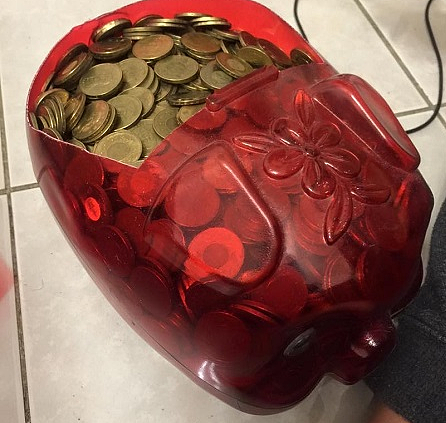 金管會強調「儲蓄險」不是銀行定存,保戶若要提前解約,恐要扣相關費用,未必保本。(圖/擷取自爆廢公社)