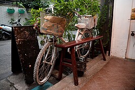 門口的淑女車，其實就是老闆娘過去載著小孩上下課的回憶，如今兒子已大，老闆娘將腳踏車利用裝潢時剩餘的白漆做成裝飾品。