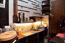 廚房角落中，蘋果西打的冰箱，正式50年代雜貨店與大西洋飲料簽約的歷史見證，過去的雜貨店電冰箱並不需要自行購買，只要願意販售其商品，幾年後冰箱就會成為雜貨店主人的所有物。