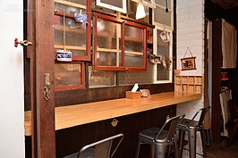 除了自己店內原有的材料外，裝潢師傅看到老闆娘對老家具的喜愛，主動提供了不少從其他老房拆除的窗戶、家具等，供給店內裝潢設計使用。