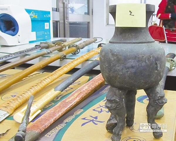 陳姓竊賊夥同友人竊取老東家文物,警方經過1個多月偵辦,從資源回收場內陸續找回遭變賣的文物。(康鴻志翻攝)
