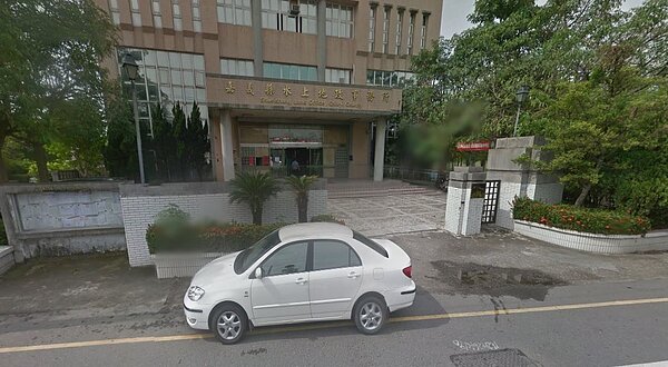 羅姓男子5年前買下3筆房地,沒想到水上地政事務所竟出包,通知他這些房地上有抵押權,事後他聲請國賠,最高法院昨判決地政事務所須賠償200萬元確定。(翻攝自google map)