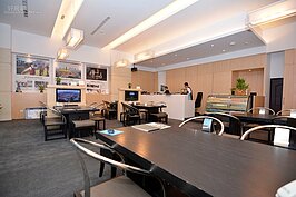 接待中心案場情景，本案付款方式銀行貸款8成，自備2成，預計104年12月中即可交屋入住，並且推出自備60萬低自備方案，廣告戶2房898萬、3房998萬元專案，對於首購或是置產階級來說負擔並不算太大。