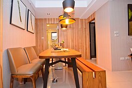 小廳可放置餐桌，供吃飯與看電視、聊天休息分開。