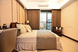 梳妝、小陽台、大尺寸雙人床、更衣室全都有，十分適合小家庭居住。