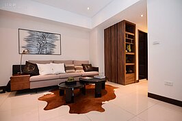 格局方正，客廳旁就是房間廊道。