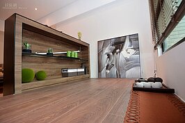 客廳隔出的小榻榻米，在客人來的時候可充當客房。