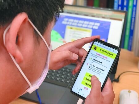 
網路、手機報稅，在網站填寫資料及退稅資訊都可能有詐騙陷阱，民眾要小心辨別，保護自己的權益和血汗錢。（吳靜君攝）
