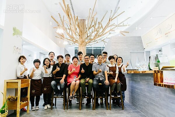 1.「Bunsbao包包新刈包」創辦人楊容驊（前排右三）與顏漏有（前排右四），帶領一群熱血夥伴完成夢想。

