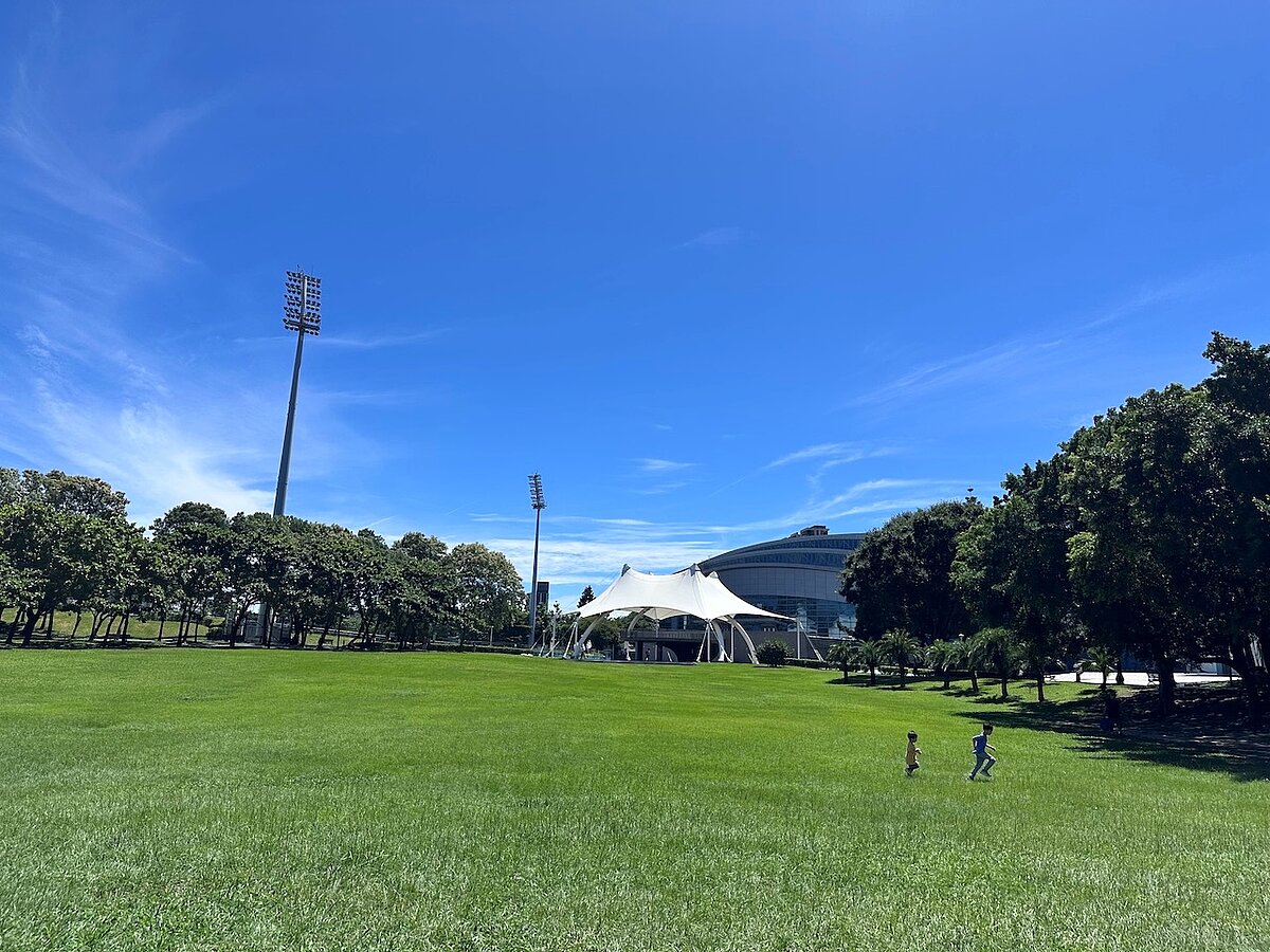 新北市新莊區大面積運動休閒公園綠地與成熟街廓都是日常生活場景。圖/鄉林提供