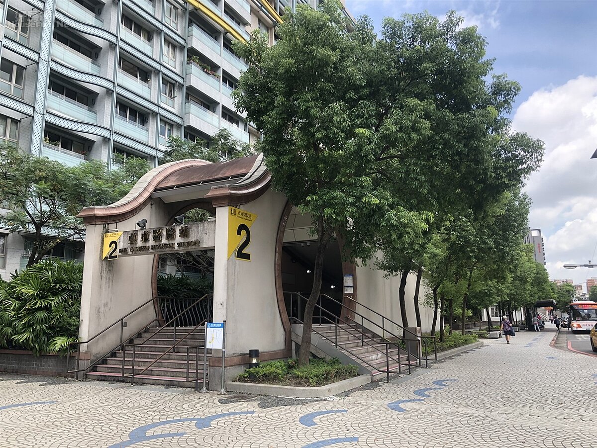板南線的亞東醫院站，套房平均月租金約在1萬5千元，不到20分鐘就能到北車。圖／永慶房產集團提供
