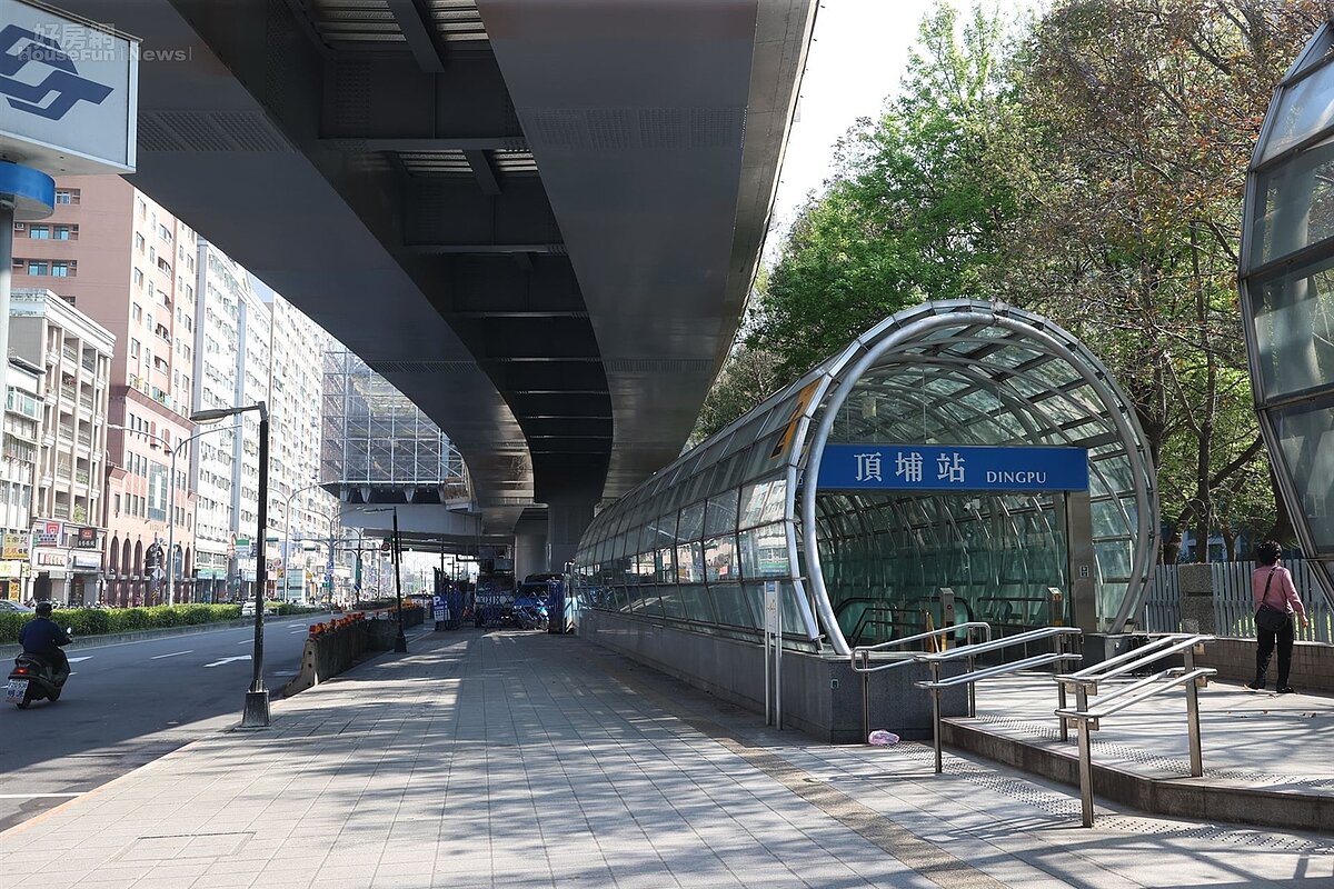板南線末端的頂埔站，套房平均月租金12,766元，位居台北捷運各捷運站點中第二便宜。