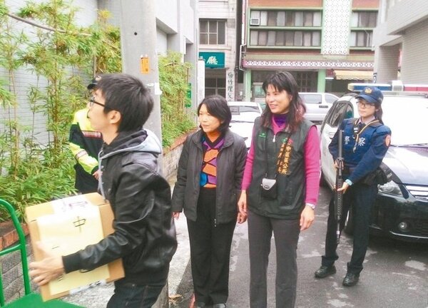 台中第一警分局女警盧珮鈺（右）昨持長槍護送選票。 圖／警方提供