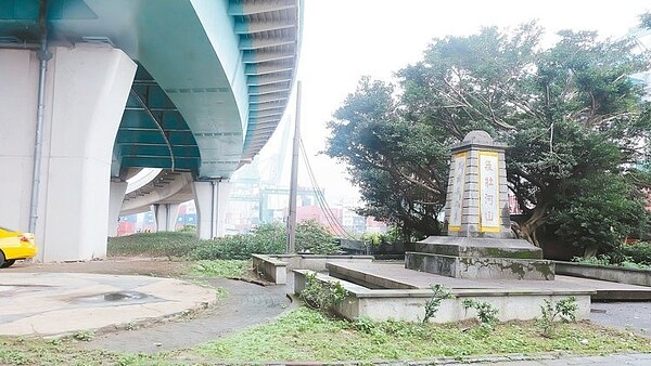 太平輪紀念碑擬遷址，其中1處考慮地點位於中正路台62線高架橋下、緊鄰民族英雄紀念碑。 (記者張芮瑜／攝影)