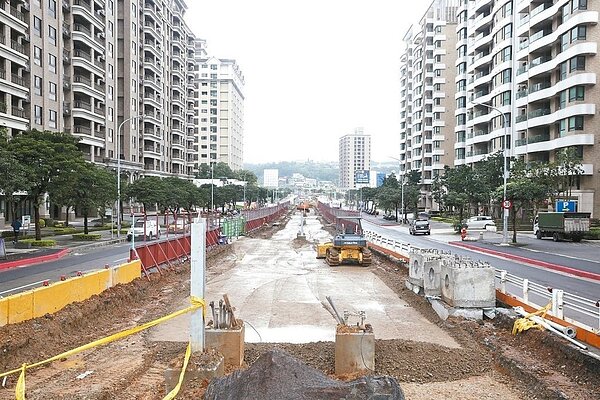 由於淡海輕軌全線開工,讓購屋人信心大增,也吸引更多民眾到淡海看屋,買氣回溫不少。 報系資料照