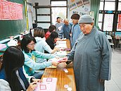 台南投票率逾6成5　人瑞、比丘尼不缺席