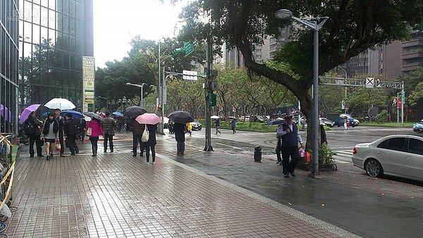 下雨人潮。(好房網News記者賈蓉/攝影)