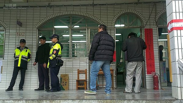 下雨人潮。(好房網News記者賈蓉/攝影)