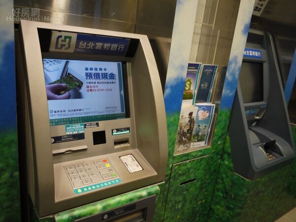 台灣人就是愛在ATM上提錢。（好房網News記者賈蓉／攝影）