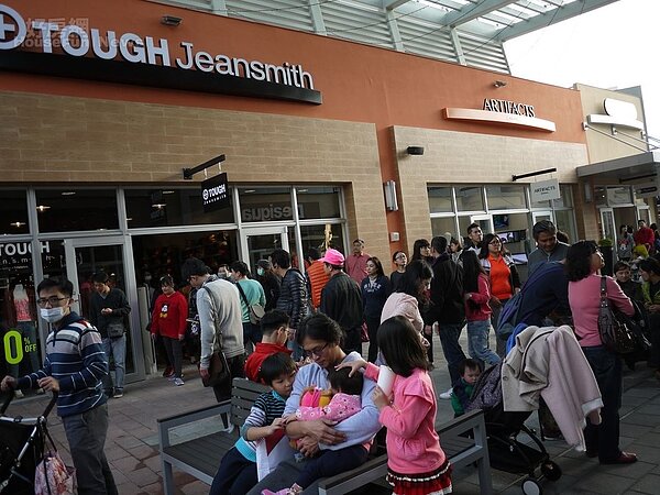 1樓廣場設有不少座位,可供民眾稍作休息。(好房網News記者賈蓉/攝影)