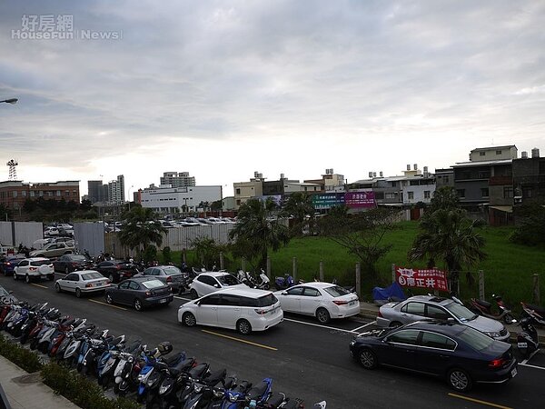 排隊車潮不斷綿延至路口。(好房網News記者賈蓉/攝影)