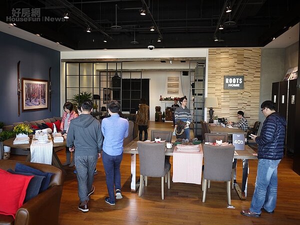 家具展場空間不大、價格偏高,人潮明顯較少。(好房網News記者賈蓉/攝影)