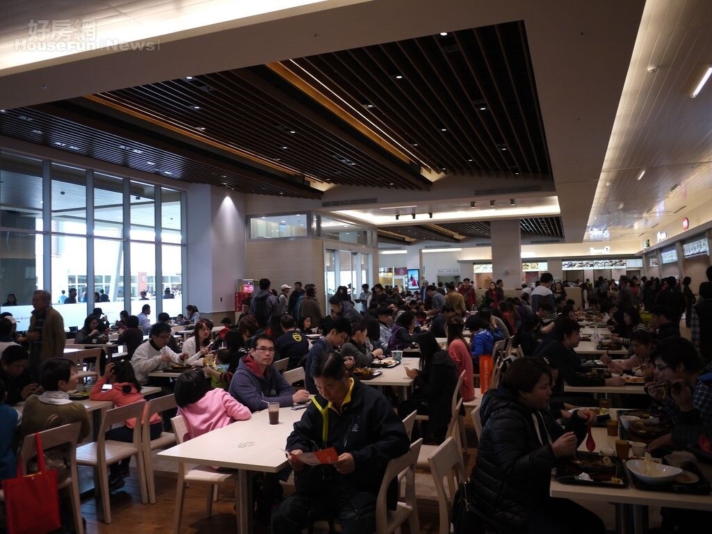 近年來百貨業為吸客進門,大量引進各種型態人氣餐飲,從過往單一大型餐廳逐步走向多元型態餐廳,以提高每個餐廳坪效,縮短獲利期,。(好房網News記者賈蓉/攝影)