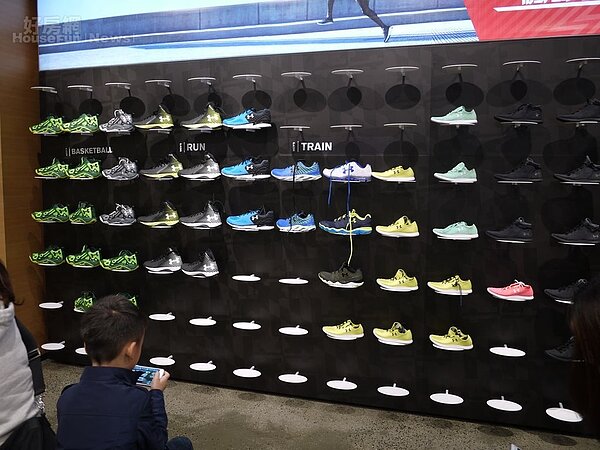 Under Armour十分暢貨,甚至出現來不及補貨的情形。(好房網News記者賈蓉/攝影)