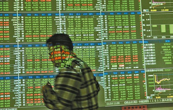 台股近期跌跌不休，多頭後市若欲拿回盤勢主控權，10年線能否收復，將是盤面重要的指標。 本報系資料庫