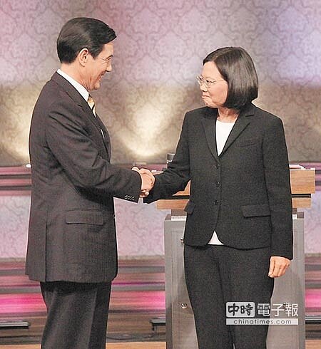 
蔡英文當選新任總統（右），馬英九（左）政府即拋出多數黨組閣，新舊政權能否提前交接備受注目。（本報資料照片）
 