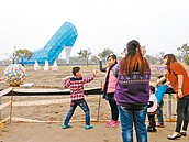 下雨泥濘　高跟鞋教堂趕過年完工