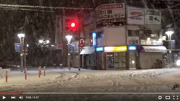 東京大雪,交通大打結(翻攝youtube)